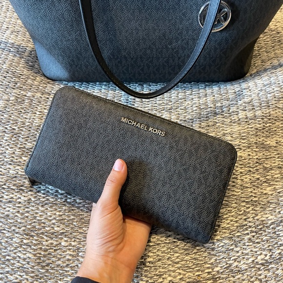 Michael Kors Tote Bag and Large Wallet Set - Picture 4 of 5